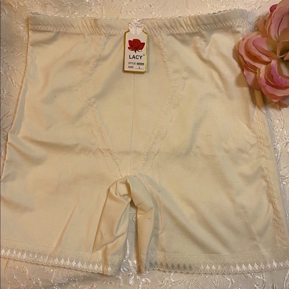 🎀Lacy high waist embroidery shorts tummy control